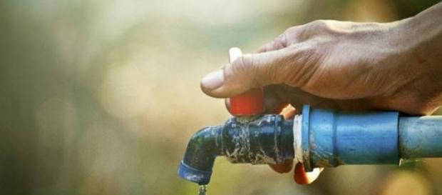 Água é preciso economizar para não faltar. Água é preciso economizar para não faltar.