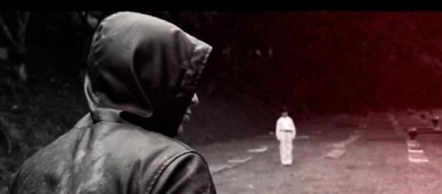 Canserbero en el video-clip de "C'est la Mort" Canserbero en el video-clip de "C'est la Mort"