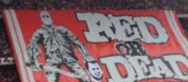 Le tifo des supporteurs du Standard fait débat Le tifo des supporteurs du Standard fait débat