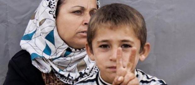 Madre e figlio curdi;vittoria a Kobane contro ISIS Madre e figlio curdi;vittoria a Kobane contro ISIS