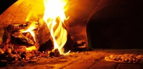 Pizza nera al carbone vegetale