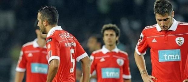 Benfica complica e perde jogo Benfica complica e perde jogo