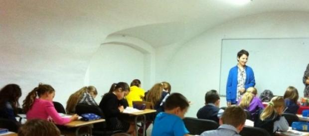 Elevii participa la Cangurul sau Euclid Elevii participa la Cangurul sau Euclid