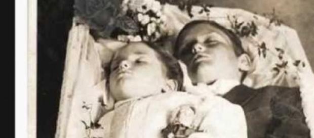 Fotografía postmortem de dos infantes Fotografía postmortem de dos infantes