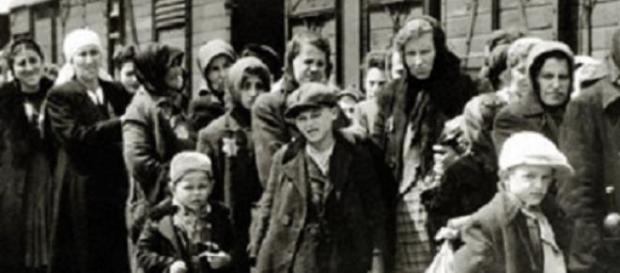 Hombres, mujeres y niños, fallecieron en Auschwitz Hombres, mujeres y niños, fallecieron en Auschwitz