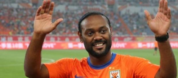 Love com a camisa do Shandong Luneng - Reprodução Love com a camisa do Shandong Luneng - Reprodução