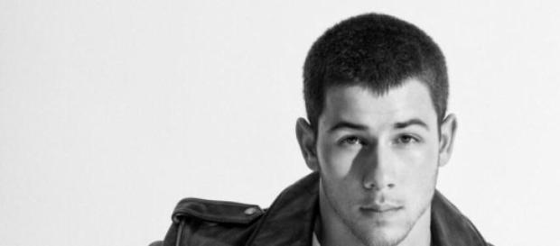 Nick posando para la publicidad de su último disco Nick posando para la publicidad de su último disco