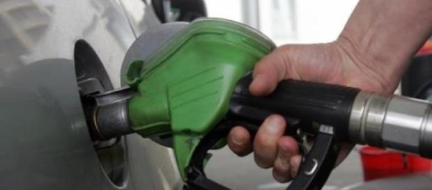 Romanie, draga tara, benzina-i mai scumpa ca afara Romanie, draga tara, benzina-i mai scumpa ca afara