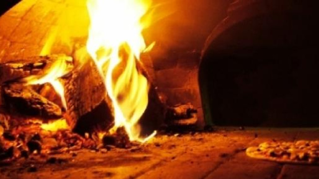 Pizza nera al carbone vegetale