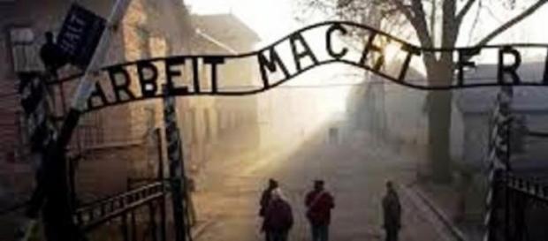 A tétrica e triste visão da entrada de Auschwitz A tétrica e triste visão da entrada de Auschwitz