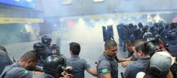 Confusão entre manifestantes e Polícia Militar Confusão entre manifestantes e Polícia Militar