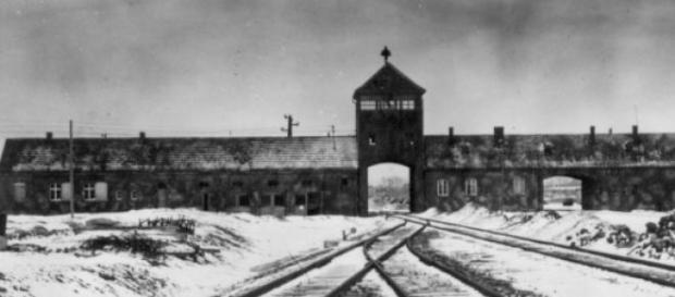 Linha de comboio às portas de Auschwitz Linha de comboio às portas de Auschwitz
