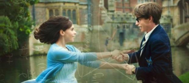 Redmayne e Jones são Stephen e Jane Hawking. Redmayne e Jones são Stephen e Jane Hawking.