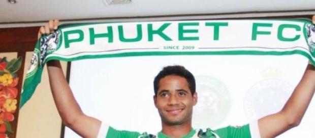 Cristian a ser apresentado no Phuket. Cristian a ser apresentado no Phuket.