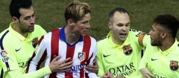 Fernando Torres encarándose con Neymar Fernando Torres encarándose con Neymar