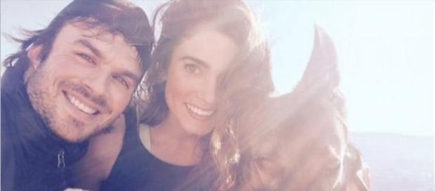 Ian Somerhalder dulce con Nina Dobrev en el set Ian Somerhalder dulce con Nina Dobrev en el set