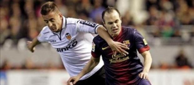 Joao en una pugna con Andres Iniesta Joao en una pugna con Andres Iniesta