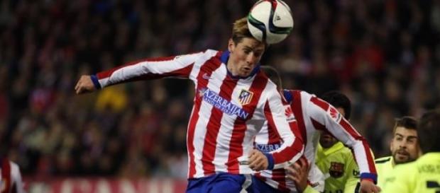 Torres disputando un balón aéreo. Torres disputando un balón aéreo.