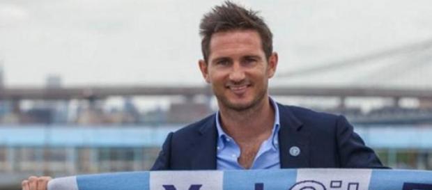 Frank Lampard posando con su nuevo club Frank Lampard posando con su nuevo club