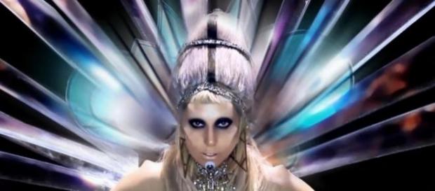 Imagen del videoclip "Born This Way". Imagen del videoclip "Born This Way".