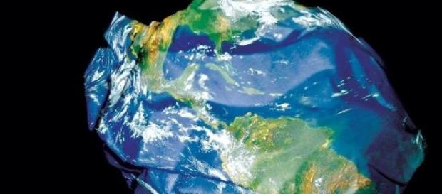 Resíduos plásticos ameaçam o ecossistema. Resíduos plásticos ameaçam o ecossistema.