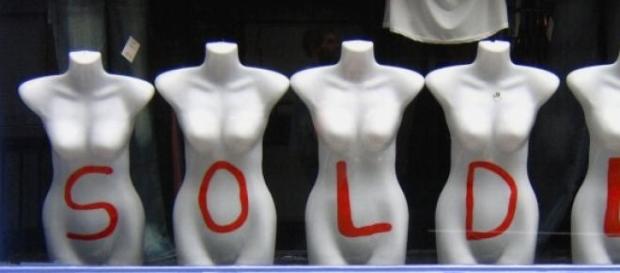 Vitrine de magasin pour les soldes.. Vitrine de magasin pour les soldes..