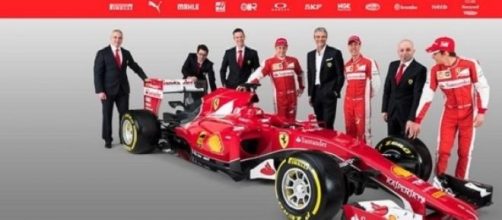 La Ferrari SF1-T e il team al completo