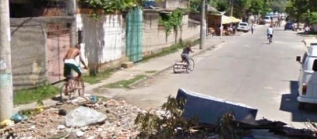 Bandidos fecham as ruas de Anchieta com entulhos Bandidos fecham as ruas de Anchieta com entulhos