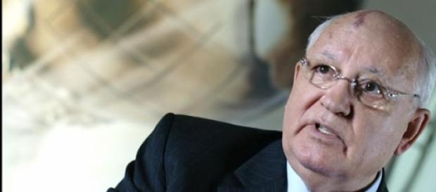 Gorbaciov avertizeaza ca dilema ar putea degenera Gorbaciov avertizeaza ca dilema ar putea degenera