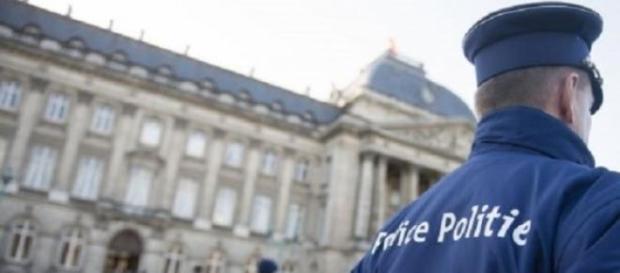 La police fait parfois face à de l'hostilité. La police fait parfois face à de l'hostilité.