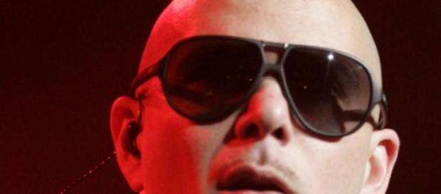 Pitbull vuelve a ser centro de polémica Pitbull vuelve a ser centro de polémica