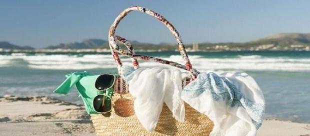 Productos infaltables en tu bolso de playa Productos infaltables en tu bolso de playa