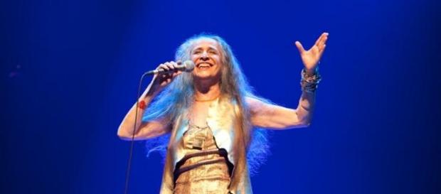 Maria Bethânia comemora 50 anos de palco em turnê Maria Bethânia comemora 50 anos de palco em turnê