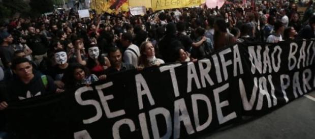As tarifas dos ônibus aumentaram As tarifas dos ônibus aumentaram