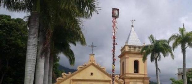 Mastro na Igreja Matriz: viva São Sebastião Mastro na Igreja Matriz: viva São Sebastião
