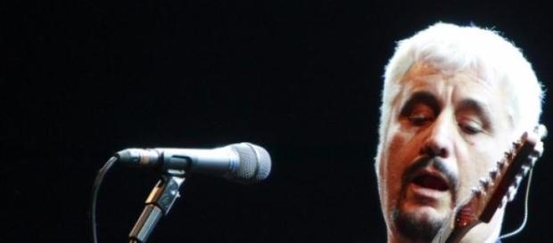 Il cantante napoletano durante un'esibizione. Il cantante napoletano durante un'esibizione.