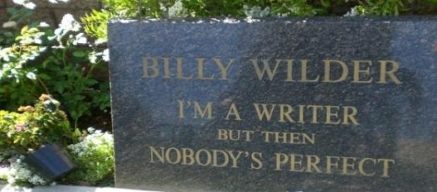 Lápida de Billy Wilder con un texto irónico Lápida de Billy Wilder con un texto irónico