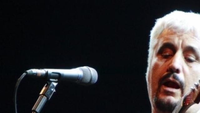 Il cantante napoletano durante un'esibizione.