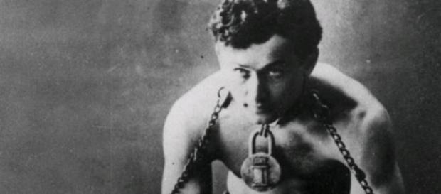 Houdini dans son grand numéro d'illusion. Houdini dans son grand numéro d'illusion.