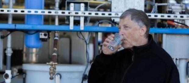 Bill Gates probando la máquina Bill Gates probando la máquina