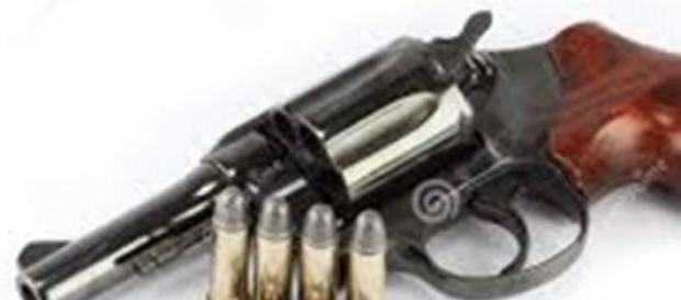 Pai mantinha em casa uma arma sem porte legal. Pai mantinha em casa uma arma sem porte legal.