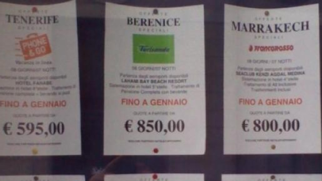 Vetrina di un'agenzia di viaggi. Foto @kornfeind