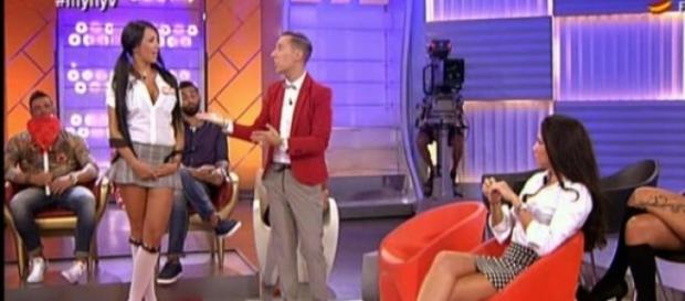 Aura suelta la lengua en la entrevista. Aura suelta la lengua en la entrevista.