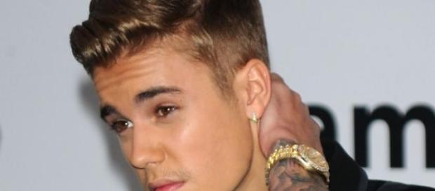 Justin Bieber entre Selena Gómez y Hailey Baldwin Justin Bieber entre Selena Gómez y Hailey Baldwin