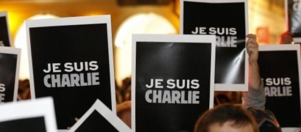Le parole “je suis charlie” bandiera di libertà Le parole “je suis charlie” bandiera di libertà