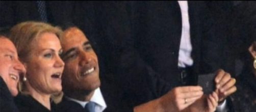 Anche Obama contagiato dalla mania dei selfie