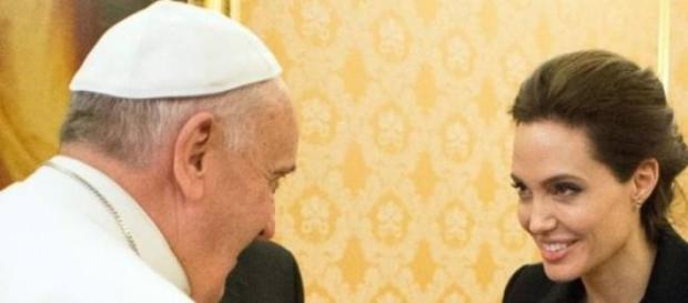 Angelina e o Papa: questões humanitárias Angelina e o Papa: questões humanitárias