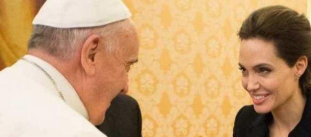 Angelina Jolie saludando al Papa Angelina Jolie saludando al Papa