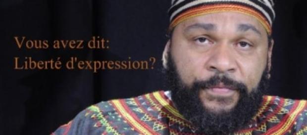 Dieudonné lors de sa mise en examen Dieudonné lors de sa mise en examen