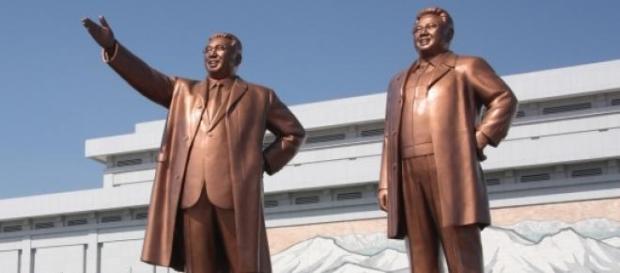 Estátua de bronze de Kim II-Sung e Kim Jong-il. Estátua de bronze de Kim II-Sung e Kim Jong-il.